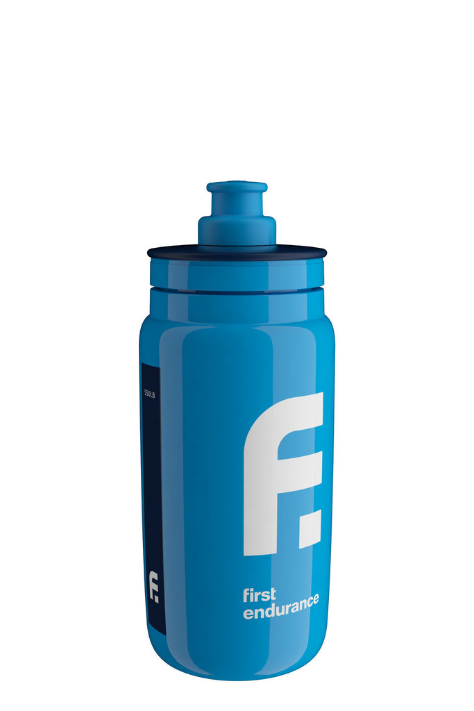First Endurance Elite FLY water bottle in blue, 550ml capacity, featuring a sleek design for athletes and outdoor enthusiasts.